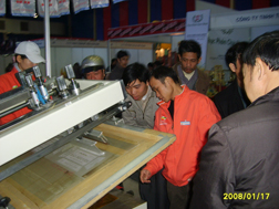 我们的员工在向观众展示我们的设备